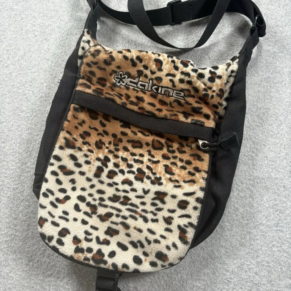 DAKINE Leopard‎ prin Fuzzy Crossbody Bag Purse Multi Pockets Adjustable Strap